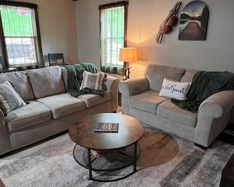 Lake cabin, steps from dock 1 - Glouster - Sala de estar