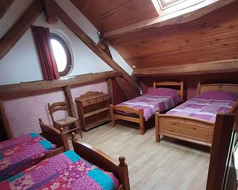 Gite des Jonquilles : Lécurie - Ury - Schlafzimmer