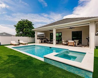 Naples Paradise Cove Luxury Beach Home - ネープルズ - プール