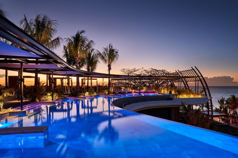 منتجع لوكس جراند باي آند ريزيدنسز