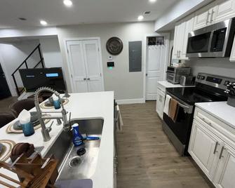 Welcoming 2-bedroom house 2 .5 bath. in Washington DC welcome to - Washington, D.C. - Kitchen