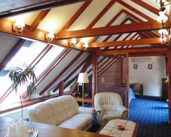 هوتل كورتيا براسوفينا - براسوف - غرفة معيشة