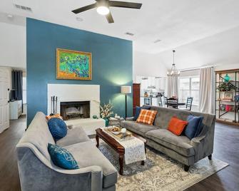 Modern Farmhouse w/Fireplace & Firepit, Game Room, Large Yard, Pet Friendly! - Haltom City - Living room