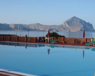 Happy Camp Mobile Homes in El-Bahira Camping Village - San Vito Lo Capo - Basen