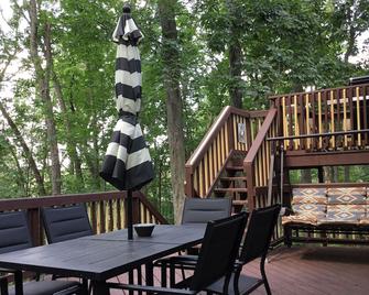 Harmony House, spacious 5-bedrooms in downtown Baraboo near Devil's Lake Park - Baraboo - Патіо