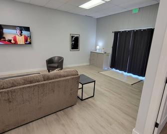  Downtown Tell City Ground floor 1 Bed 1 Bath Wifi 30 minutes to Holiday World - Tell City