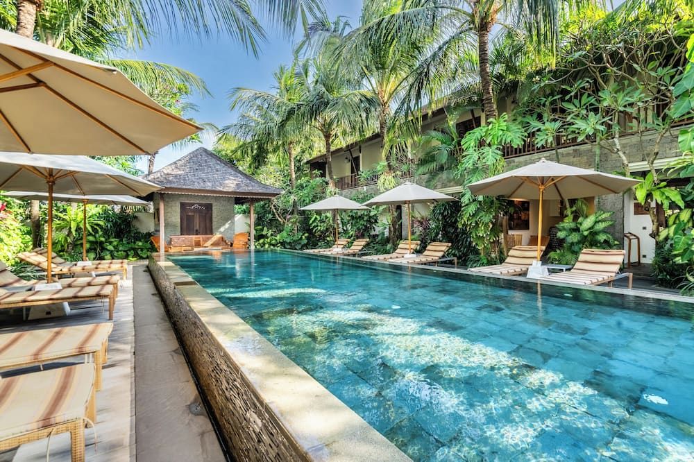 كيجورا سويتس - دنباسار - حوض السباحة