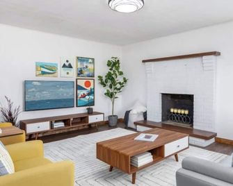 Newly renovated 2-bedroom cottage by the lake - Buckeye Lake - Living room