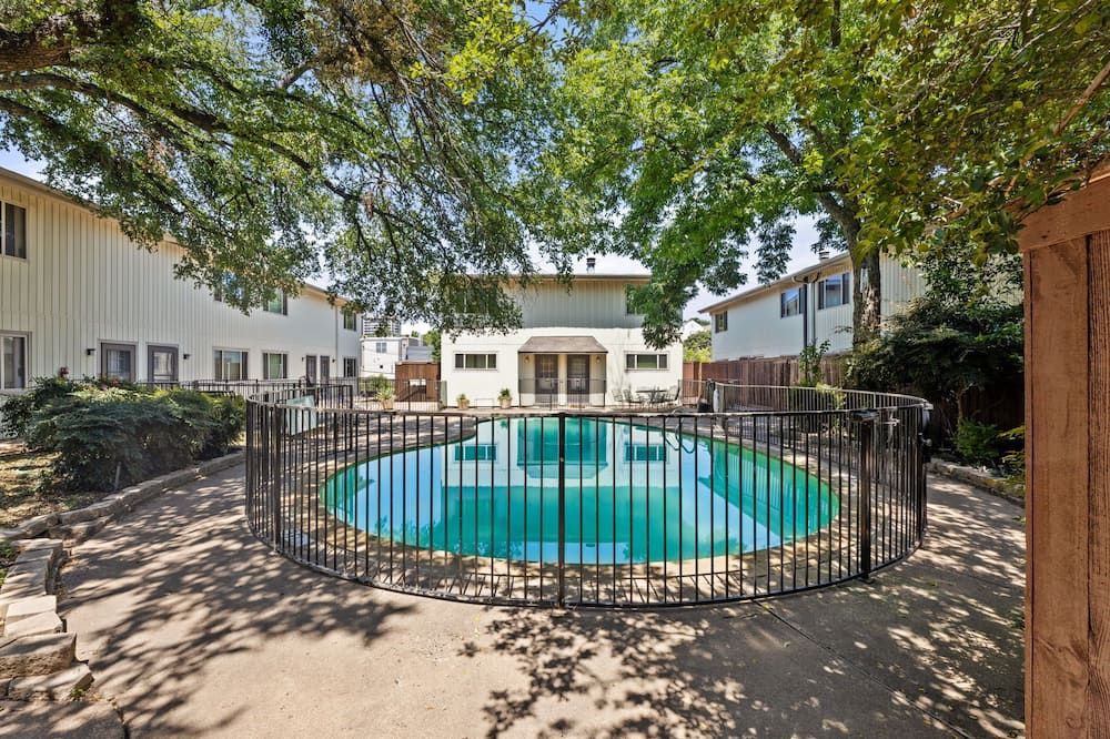 Lux 2-bedroom Uptpwn condo with Parking and Wifi - דאלאס - בריכה