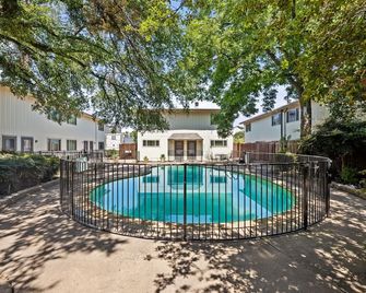 Lux 2-bedroom Uptpwn condo with Parking and Wifi - Dallas - Piscina