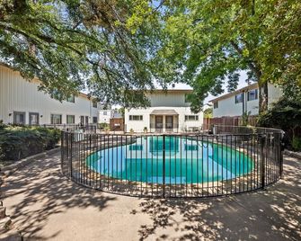 Lux 2-bedroom Uptpwn condo with Parking and Wifi - Dallas - Pool