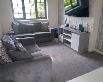 Beautiful 2-bed House in Bolton With Free Parking - Bolton - Obývací pokoj