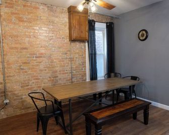Historic 2-bedroom apartment in charming downtown Glencoe - Glencoe - Dining room