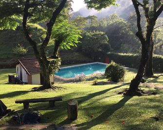Ótima casa localizada na Mata Atlântica com piscina enorme, sauna, trilhas para caminhadas e muito mais. - Nova Friburgo - Pool
