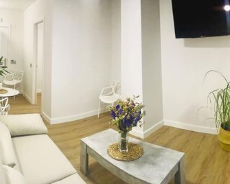 Apartamentos Santander Maliaño Suites 3000 - Maliaño - Sala de estar