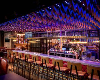Holiday Inn & Suites Dubai Science Park by IHG - Dubai - Bar
