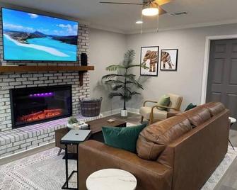 Modern 2br Aparment Near Nc Zoo W Parking - Asheboro - Living room