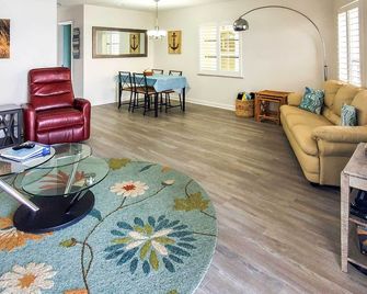 Waterfront Nettles Island Beach House: Pool Access - Jensen Beach - Living room