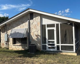 Guadalupe riverfront wooded Hill Country acreage located in Downtown Hunt, TX - Hunt - Building