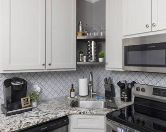 Little Rock Hideaway Cozy, Chic & Convenient - Little Rock - Kitchen