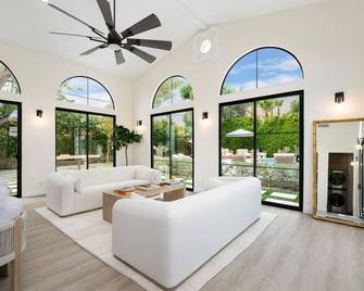 Luxury 5 Bd. 4 Bath Mediterranean Style Home in Historic Movie Colony - Palm Springs - Living room