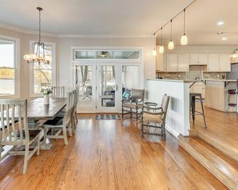 Waterfront Home with Dock on Lake Gaston! - Bracey - Dining room