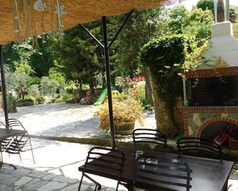 To Kalivi - Chorefto - Innenhof
