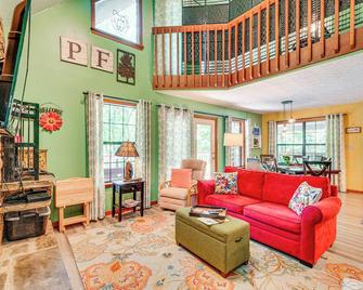 Smoky Mountain Cabin with Deck and Hot Tub! - Pigeon Forge - Wohnzimmer