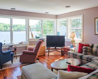 Meme's High Mountain Lake House - Bennington - Living room