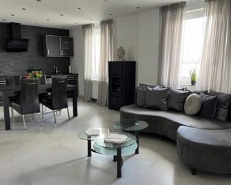 80 Quadratmeter Wohnung in Saarlouis Lisdorf - Saarlouis - Sala de estar