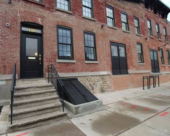 5-Min Wynn Hospital 1-Bedrm Lux Loft Apt Free Parking in-Unit Laundry Quiet - Utica - Rakennus