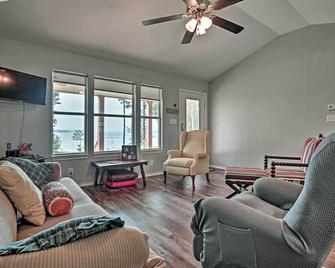 Relaxing Texas Getaway, 1 Mile to Boat Ramp! - Jefferson - Living room