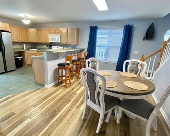 Beach Block Condo,100 Ft From Boardwalk, 4bd, 3ba, 8 Beds, 2 Car Garage - Wildwood - Comedor