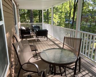 Private Setting In Easy To Get To Cabin Near The Hub Of The Universe - Marion - Balcony