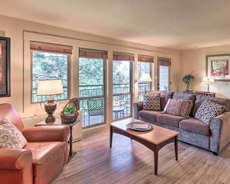 Bend Condo with Deck, Resort-Style Amenities and Views - Bend - Living room