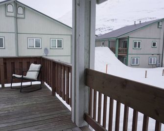 Escape to Serenity: Cozy Alaskan Retreat with Private Indoor Sauna - Valdez - Balkón