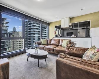 Pegasus Apart-Hotel - Melbourne - Living room