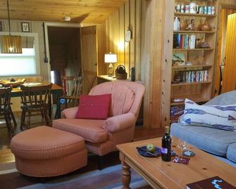 Perfect Cabin Near Lake Rabun Beach, Beautiful Hikes, Waterfalls, Tallulah Gorge - Lakemont - Living room