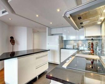 Your Alternative to a Five Star Hotel - Premium Location - Vancouver - Kitchen