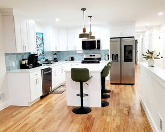 Luxury 3br Retreat Near Nyc - Newark - Kitchen