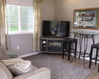 Cozy cabin 2 in wonderful Nebraska City with WiFi, AC - Nebraska City - Sala de estar