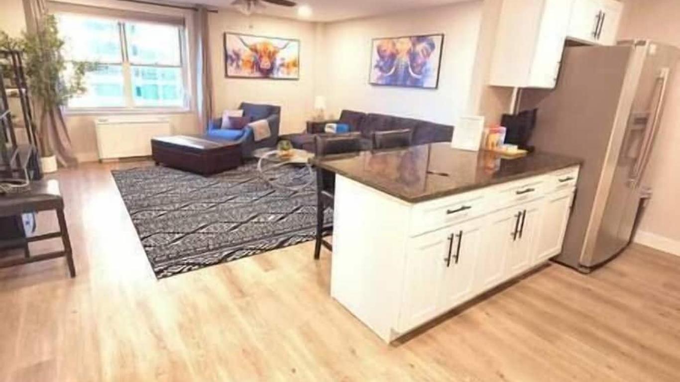 Spacious Downtown Condo Sleeps 4