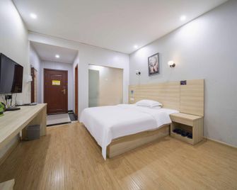 Kailai Business Hotel (Dahan Pedestrian Street Branch) - Shaoyang - Bedroom