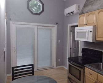 Simple Suite | 42nd Parallel | Point Pelee Biking - Leamington - Keuken