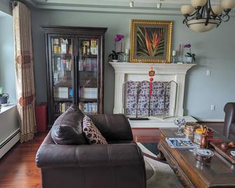 Mountain View Home in Burnaby - Burnaby - Living room