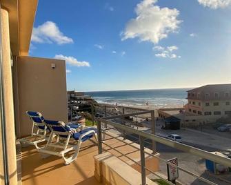 Apartment with direct view to Areia Branca Beach (30m) - Areia Branca - Balcón