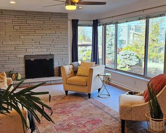 Spacious 5-bedroom house in amazing Seattle with AC, Wi-Fi - Seattle - Living room