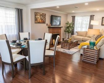 Tranquil 2-Bedroom Home In Beautiful Quiet Burbank Neighborhood (P24) - Burbank - Dining room