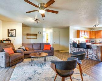 Walsenburg Vacation Rental w/ Deck & Views! - Walsenburg - Вітальня