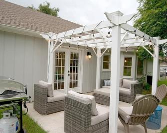 Scandi-Chic Retreat in Madison-Pets stay free! - Madison - Patio